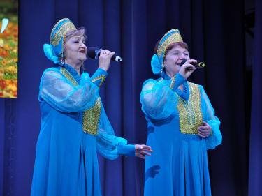 В одной руке ракетка, в другой микрофон